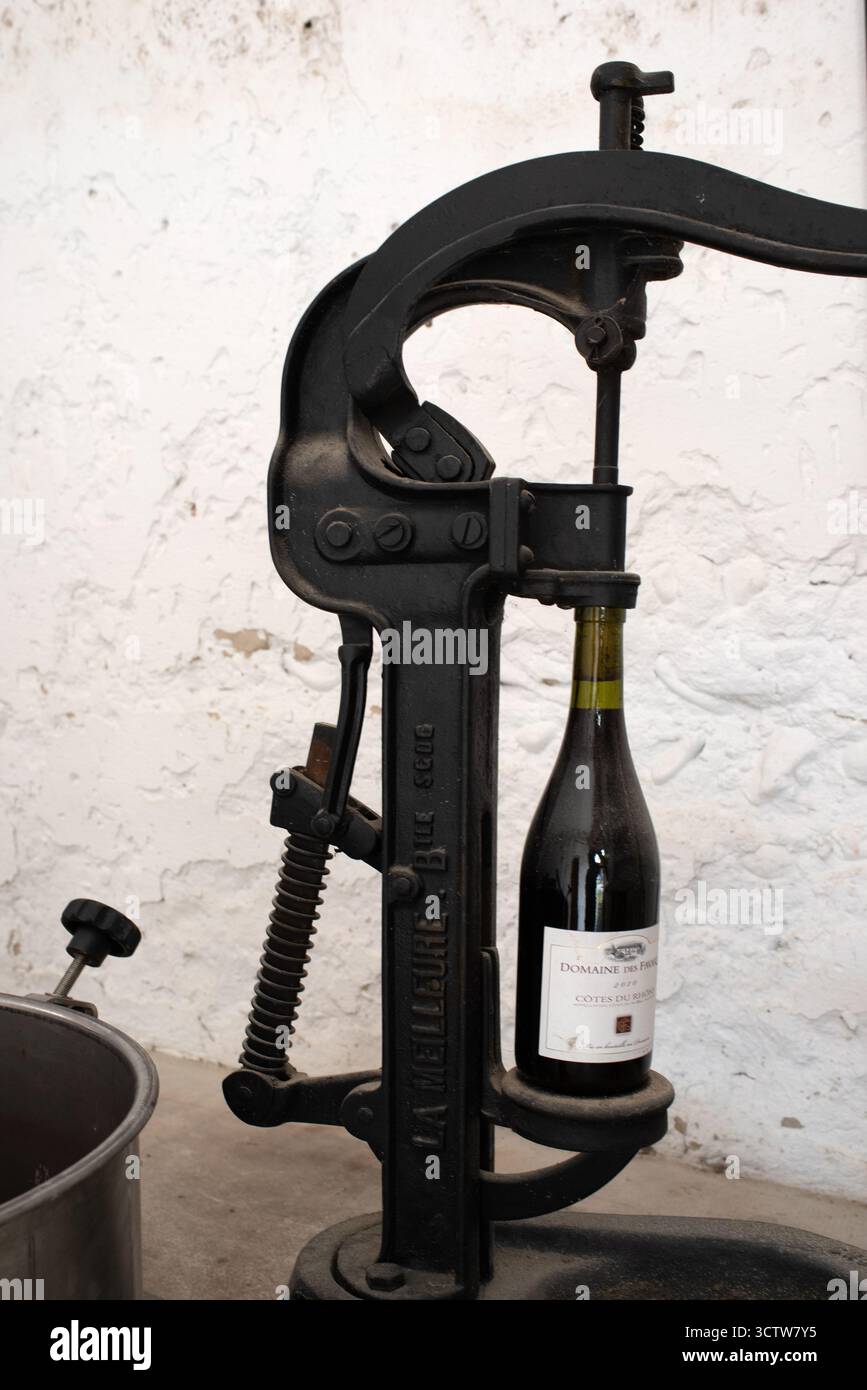 Macchina per il caglio vintage, antica o vecchia, macchina per imbottigliamento manuale o Corker e bottiglia di vino Provenza Francia Foto Stock