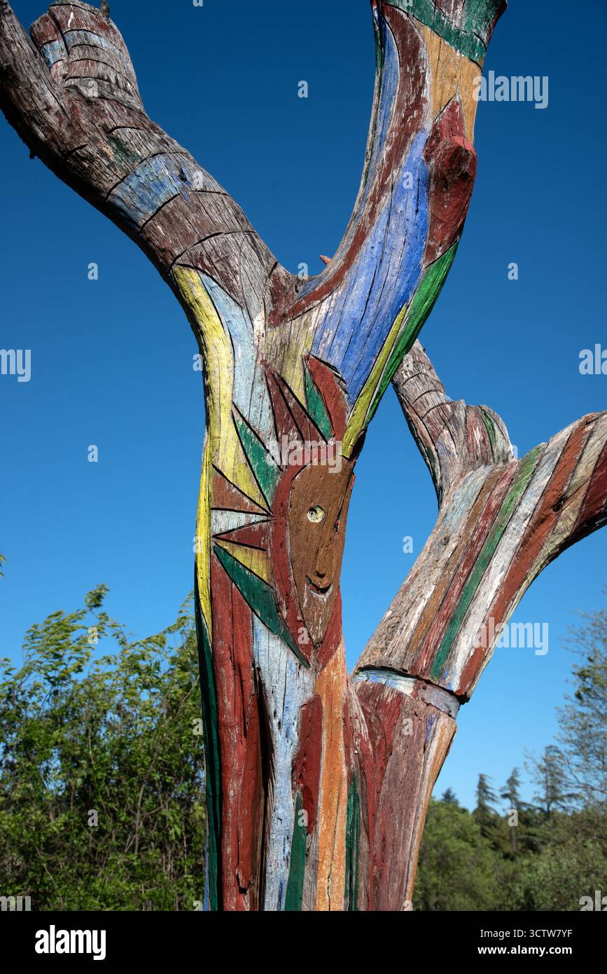 Albero morto decorato o dipinto con disegni astratti e volto per creare Art Tree o Natural Street Art o Public Art Goult Provence Francia Foto Stock