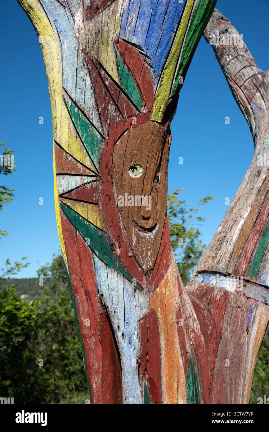 Albero morto decorato o dipinto con disegni astratti e volto per creare Art Tree o Natural Street Art o Public Art Goult Provence Francia Foto Stock