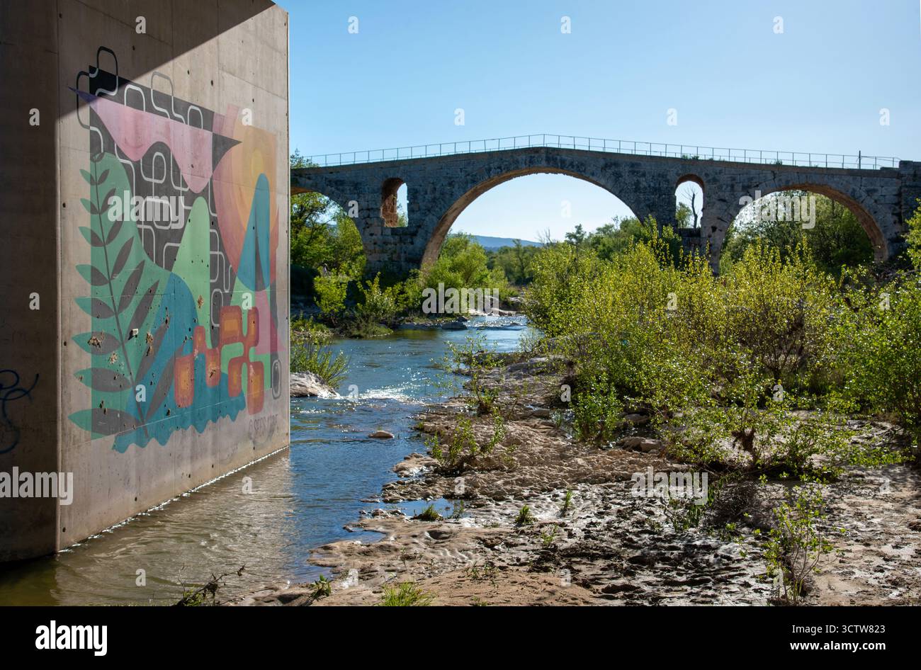 Moderna pittura murale astratta o murale sul ponte stradale accanto alla sagoma del ponte romano Pont Julien nr Bonnieux Luberon Vaucluse Provence Francia Foto Stock