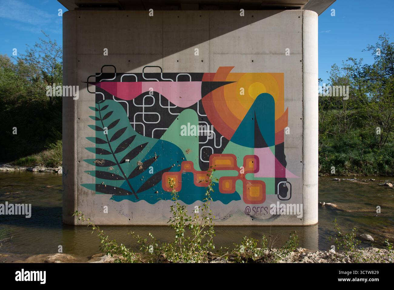 Pittura murale astratta moderna o murale sul ponte stradale accanto al ponte romano Pont Julien nr Bonnieux Luberon Vaucluse Provence Francia Foto Stock
