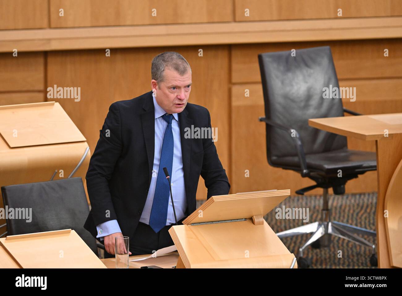 Edimburgo Scozia, Regno Unito 08 ottobre 2025. Graham Simpson MSP al Parlamento scozzese per il dibattito dell'opposizione sulla cessazione dell'immigrazione clandestina e sul riconoscimento del suo impatto sull'edilizia abitativa. credito sst/alamy notizie in diretta Foto Stock