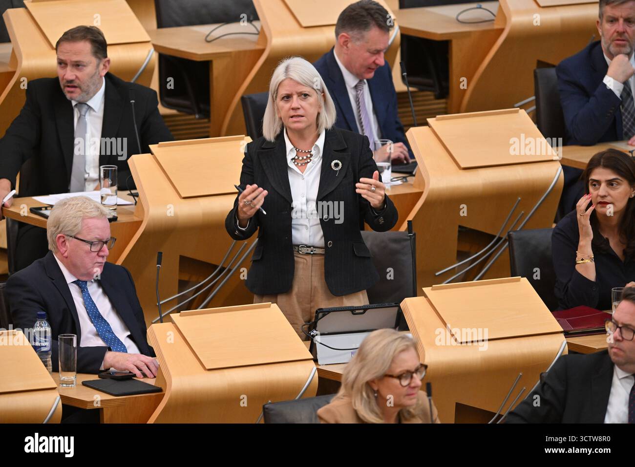 Edimburgo Scozia, Regno Unito 08 ottobre 2025. Sue Webber MSP al Parlamento scozzese per il dibattito dell'opposizione sulla cessazione dell'immigrazione clandestina e sul riconoscimento del suo impatto sull'edilizia abitativa. credito sst/alamy notizie in diretta Foto Stock