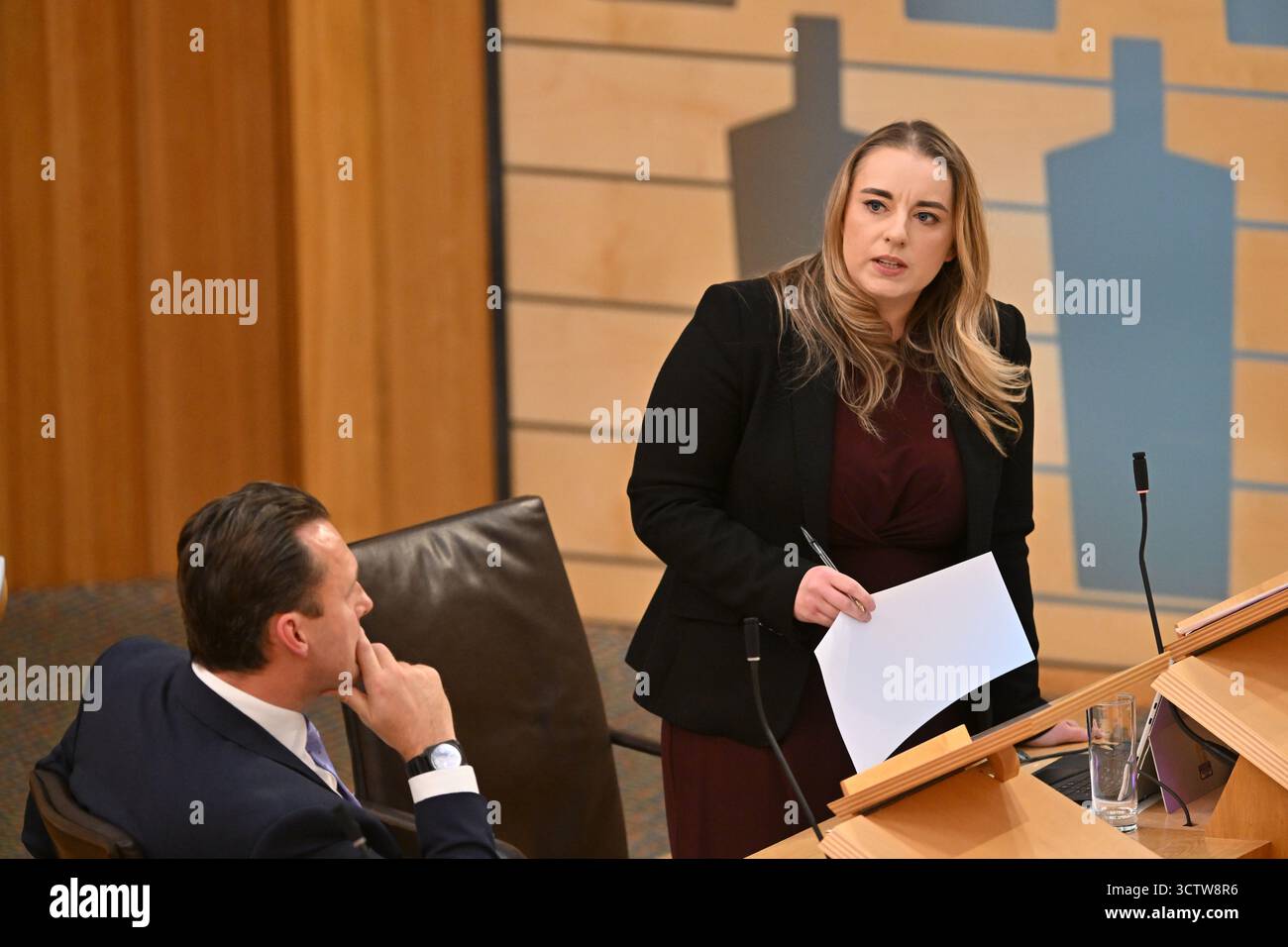 Edimburgo Scozia, Regno Unito 08 ottobre 2025. Meghan Gallacher MSP al Parlamento scozzese per il dibattito dell'opposizione sulla cessazione dell'immigrazione clandestina e sul riconoscimento del suo impatto sull'edilizia abitativa. credito sst/alamy notizie in diretta Foto Stock