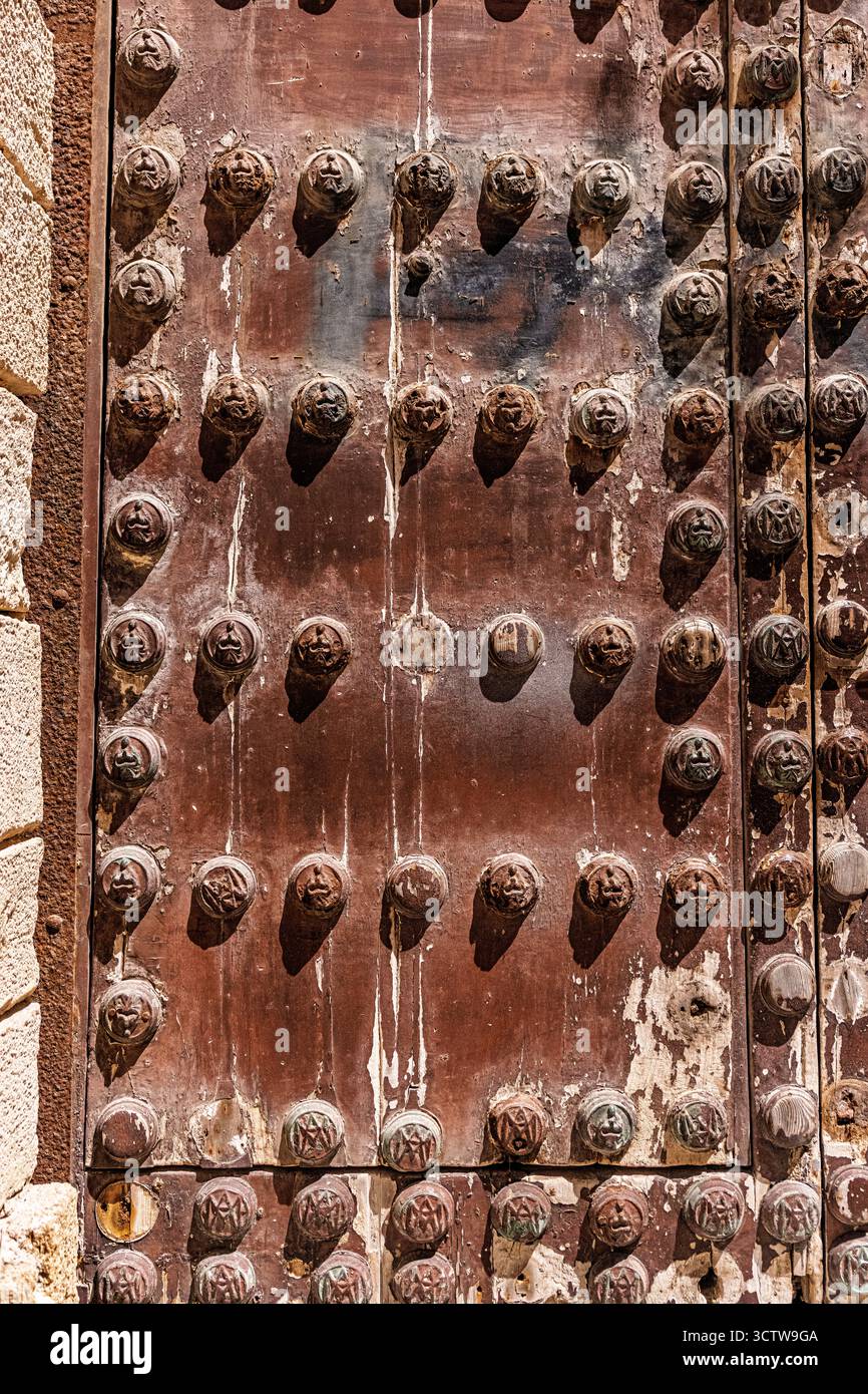 Una porta di legno molto antica sulle strade di Cadice in Spagna. Foto Stock