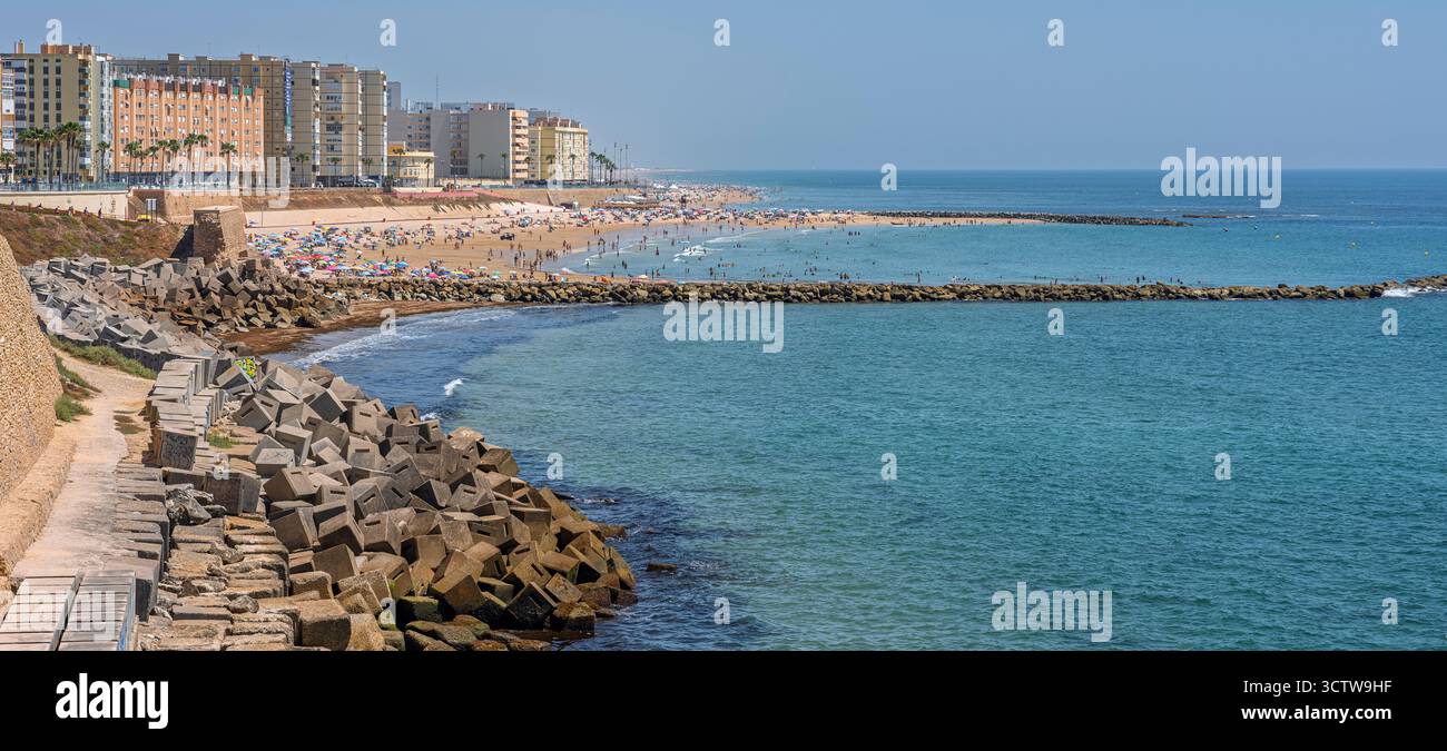 Affacciato sulla costa e le spiagge con la città di Cadice, Spagna sullo sfondo. Foto Stock