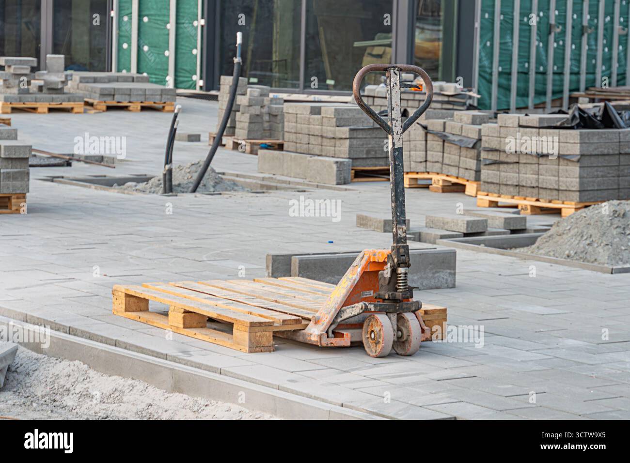 Un cantiere con un carrello elevatore che movimenta i materiali da costruzione, evidenziando un'efficiente movimentazione dei materiali a. Foto Stock