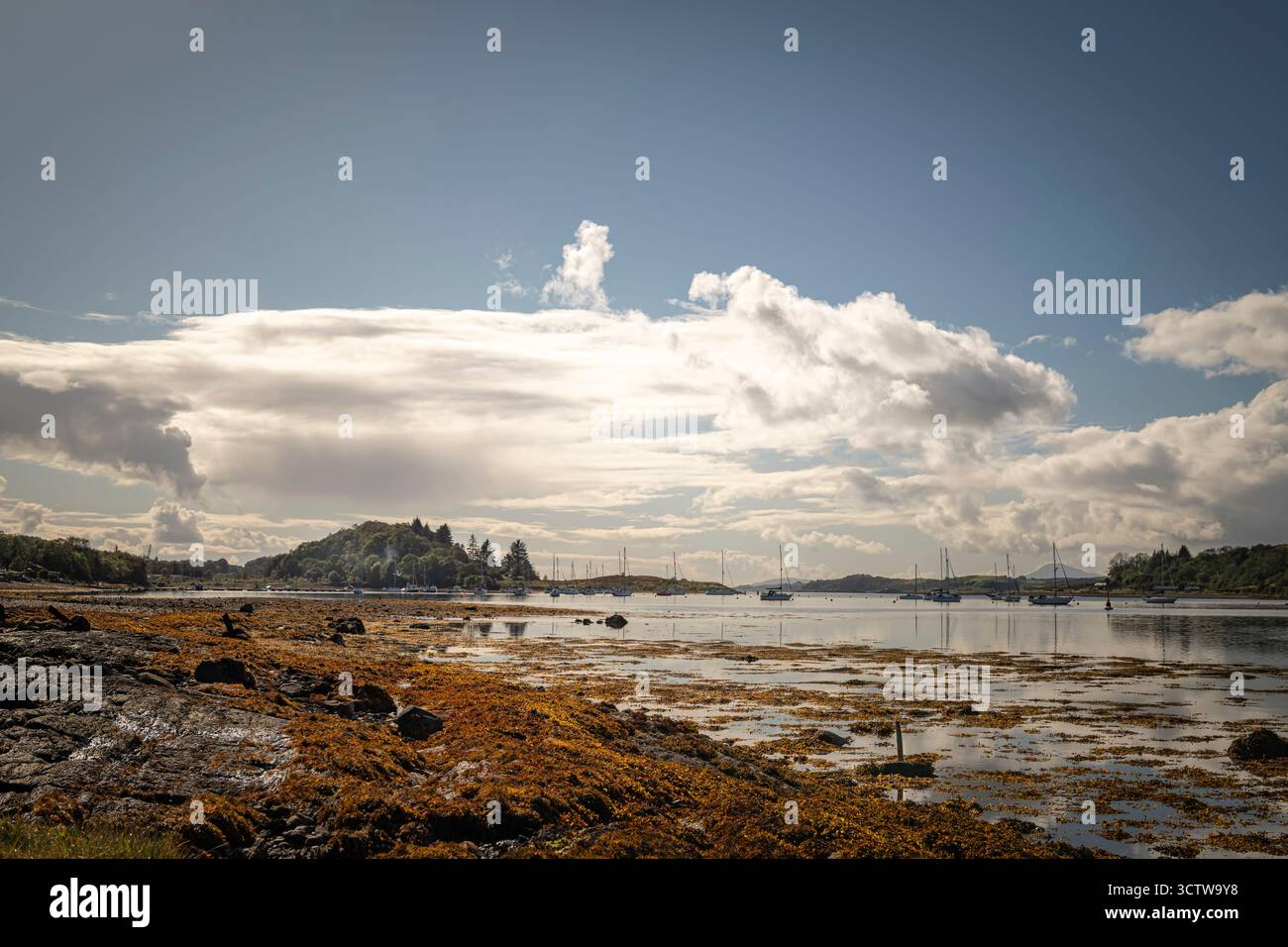 Un'immagine HDR autunnale luminosa di yacht ormeggiati nel Sound of Shuna, parte del Loch linnhe, nelle Highlands scozzesi. Scozia. 28 settembre 2025 Foto Stock