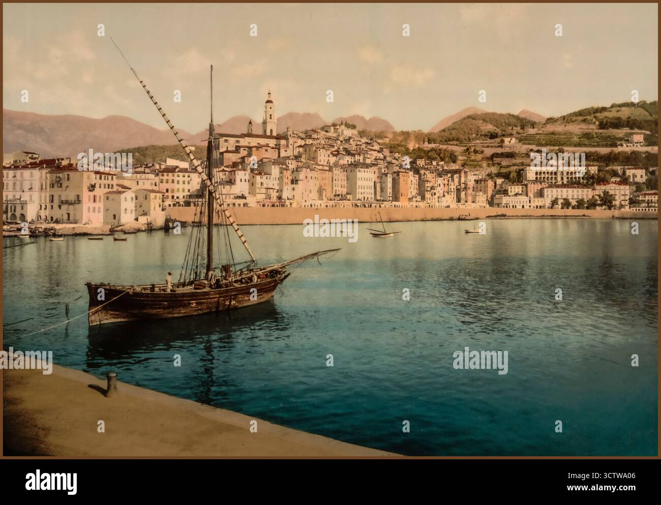 VISTA DA CARTOLINA D'EPOCA DI MENTONE DEL vecchio peschereccio del porto e della città vecchia di Mentone Costa Azzurra Photochrom anni '1890 Foto Stock