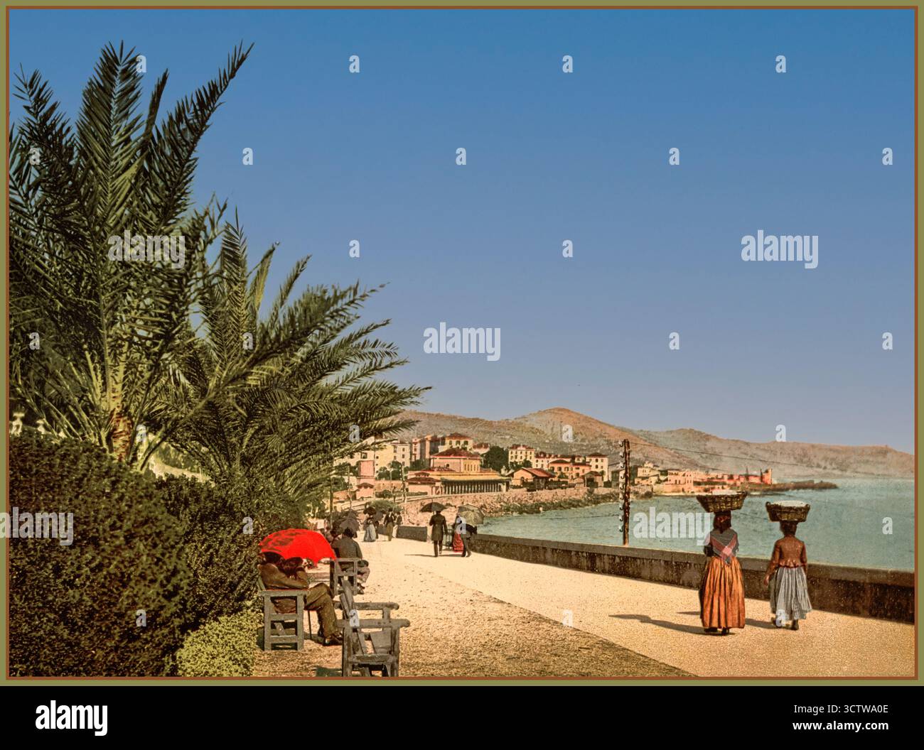 Passeggiata sul lungomare di San Remo con signore che trasportano pesci in cesti sulla testa, foto di viaggio a colori anni '1890 della Riviera Italiana Foto Stock