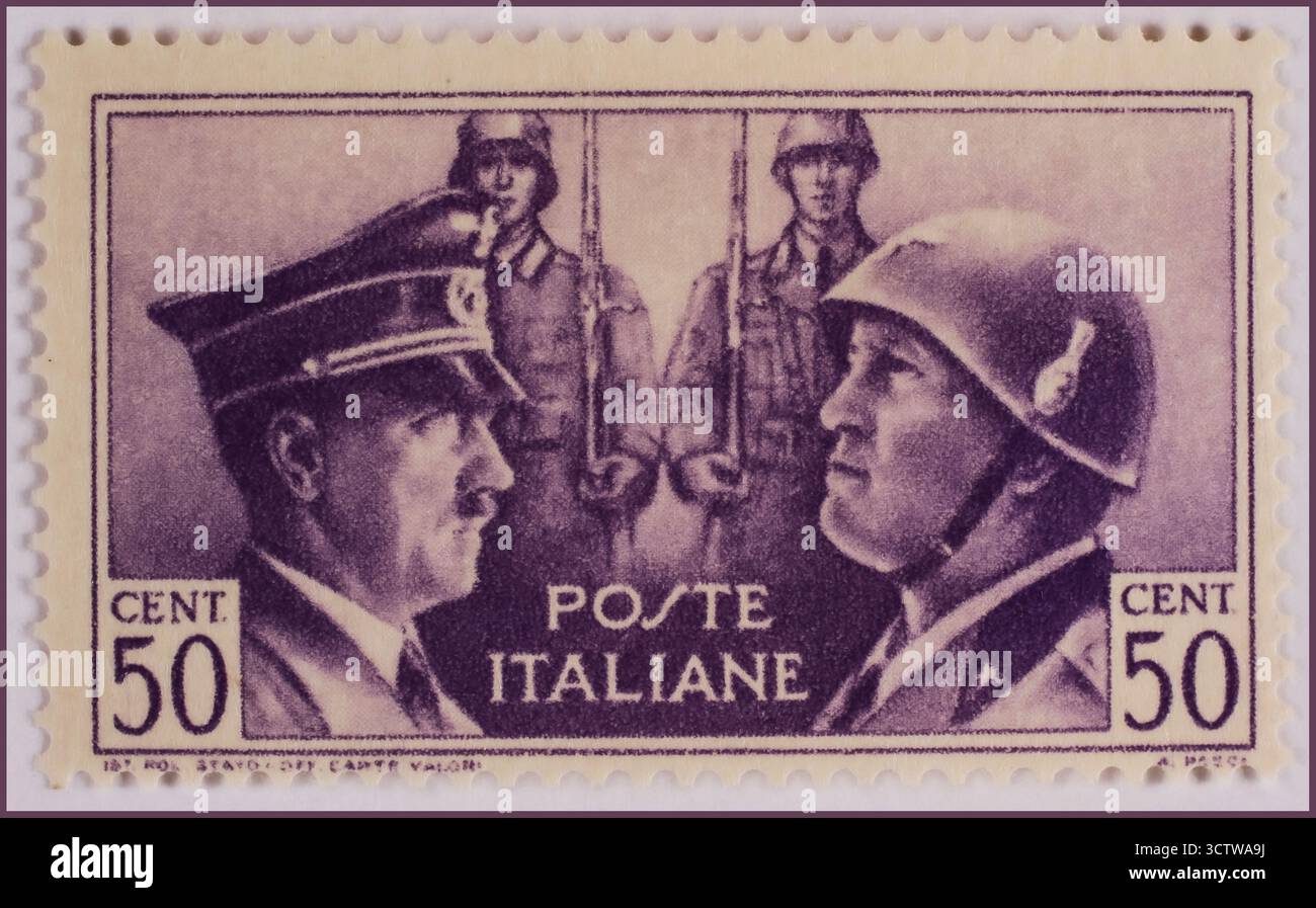 Francobollo ITALIA seconda guerra mondiale - CIRCA 1941 : francobollo italiano stampato dall'Italia, che mostra il Ritratto di Mussolini (1863-1945) e Hitler (1889-1945), fratellanza italo-tedesca d'armi, circa 1941. Seconda guerra mondiale asse del male Foto Stock Francobollo ITALIA seconda guerra mondiale - CIRCA 1941 : francobollo italiano stampato dall'Italia, che mostra il Ritratto di Mussolini (1863-1945) e Hitler (1889-1945), fratellanza italo-tedesca d'armi, circa 1941. Seconda guerra mondiale asse del male Foto Stock