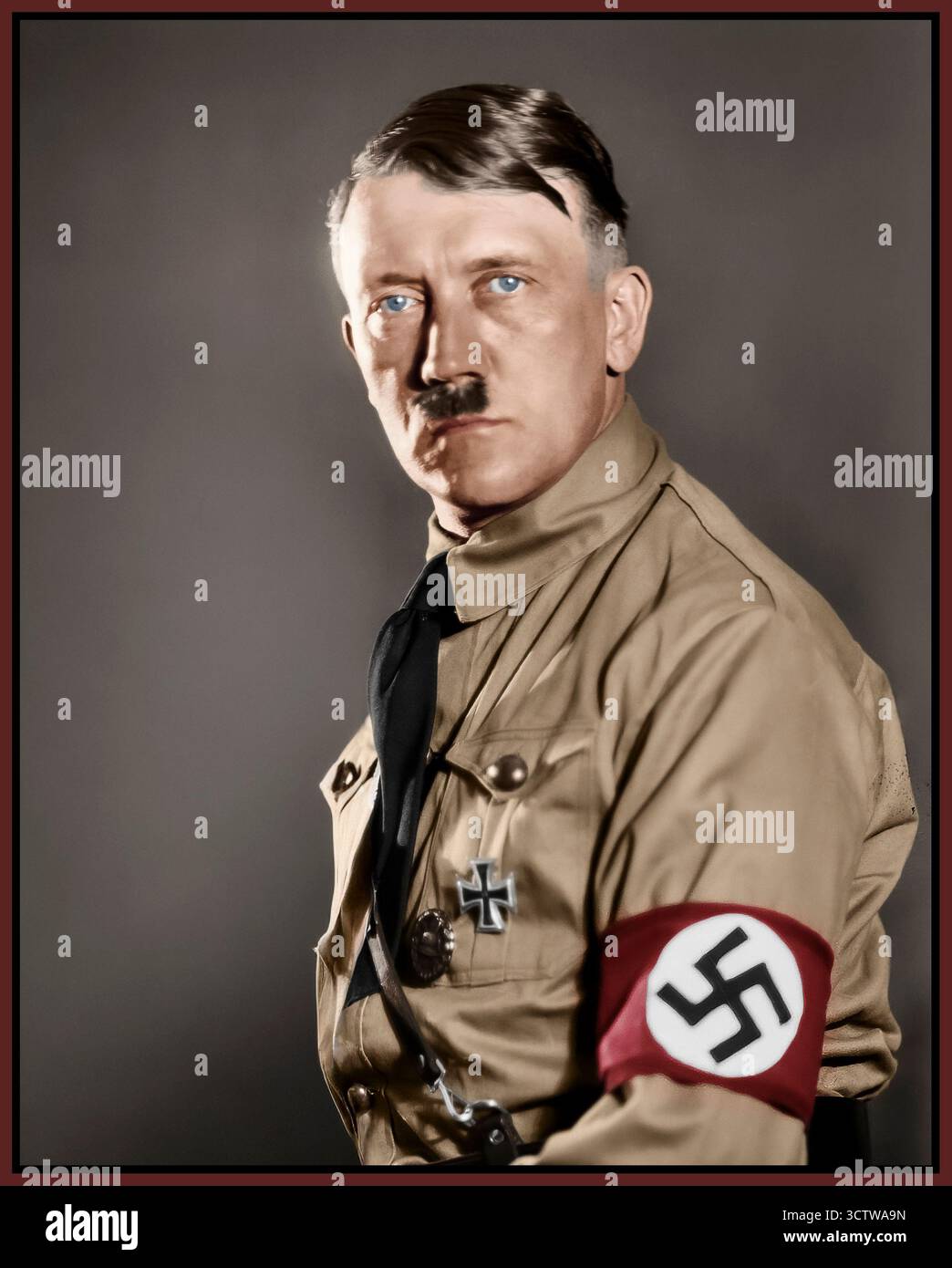 Adolf Hitler 1928, in uniforme SA Sturmabteilung NSDAP con fascia da braccio nazista Swastika. Studio illuminato e posa ritratto formale a mezza lunghezza. Attribuito agli Hoffman Studios di Monaco di Baviera Germania nazista Foto Stock