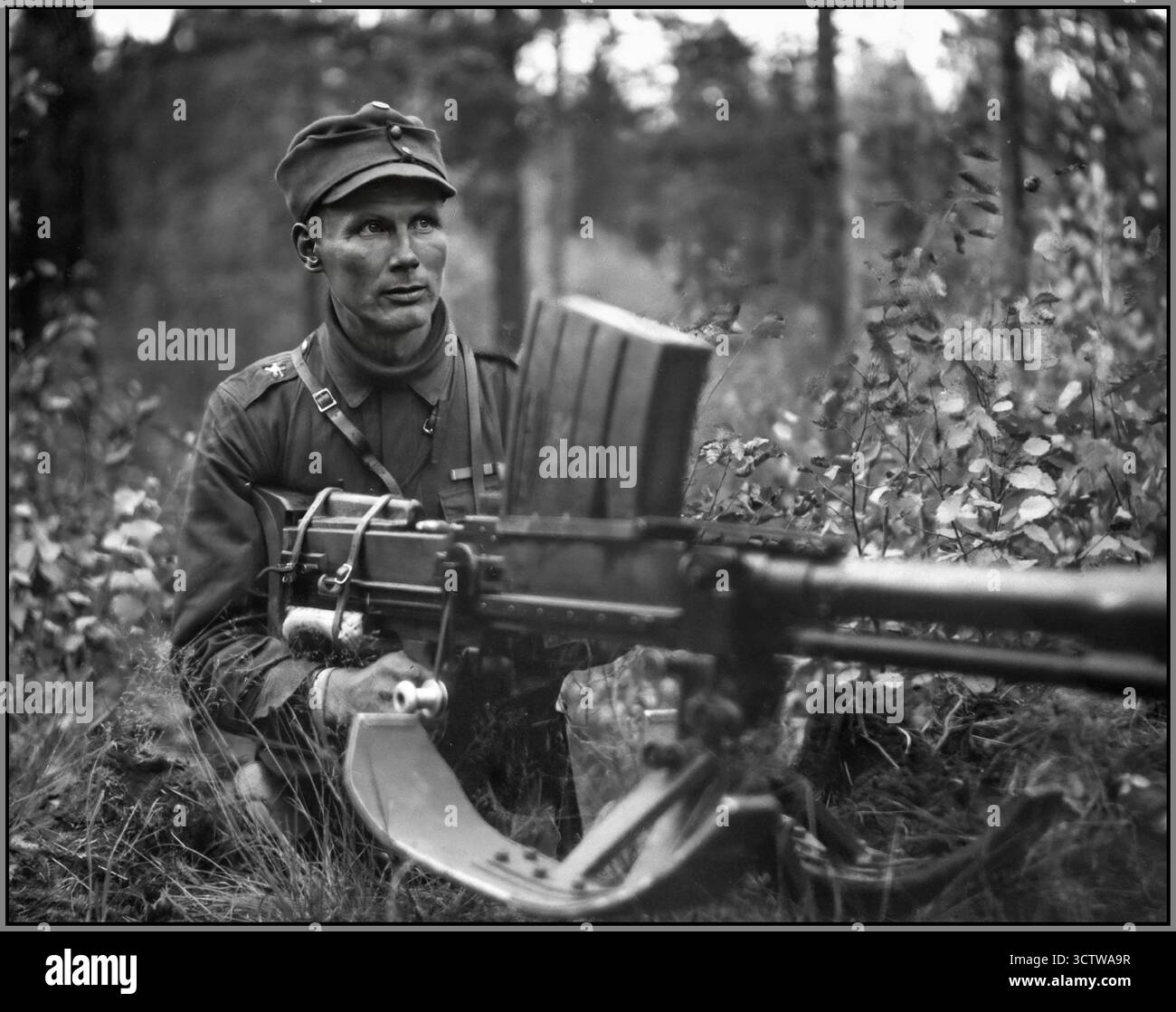Seconda guerra mondiale l'esercito finlandese combatte contro la Russia sovietica l'URSS a circa 13 km da Petrozavodsk, il famoso caporale Antti Väinö Sokka con il suo fucile anticarro alla ricerca. "Mostri carri armati" russi. Antti Väinö Sokka (1918–1990) è stato un caporale finlandese (alikersantti) noto per il suo servizio come fuciliere anticarro. Ha ottenuto il riconoscimento quando i fotografi finlandesi lo catturarono puntando il suo fucile anticarro Lahti L-39 (“Norsupyssy” o “Elephant Gun”) mentre si trovava in attesa di carri armati sovietici vicino a Petrozavodsk. Sokka divenne parte della propaganda finlandese in tempo di guerra, simboleggiando il coraggio contro enormi militari russi. Foto Stock
