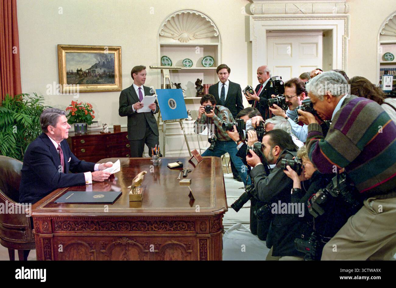REAGAN PRESIDENTE ADDIO DISCORSO OVALE UFFICIO STAMPA CORPO 1/11/1989 il presidente Reagan seduto alla sua scrivania durante il suo discorso di addio alla nazione dall'Ufficio OVALE Casa Bianca Washington USA Foto Stock