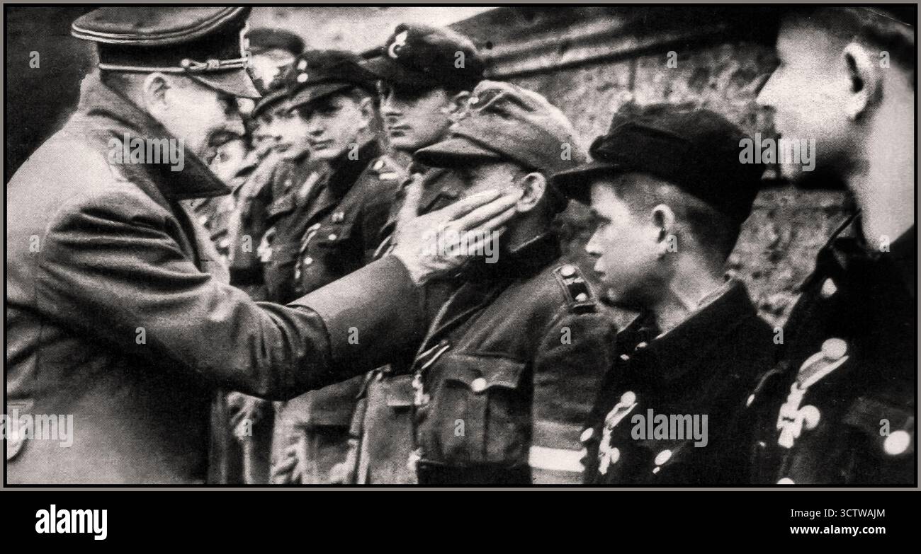 HITLER BERLINO GLI ULTIMI GIORNI HA ASSEGNATO MEDAGLIE AI GIOVANI HITLER 1945 una delle ultime apparizioni pubbliche e immagini dell'incontro di Adolf Hitler che ringraziava e assegnava medaglie ai suoi ferocemente leali e coraggiosi membri della Hitlerjugend della Gioventù Hitlerjugend. Aprile 1945 Battaglia per Berlino seconda guerra mondiale Foto Stock