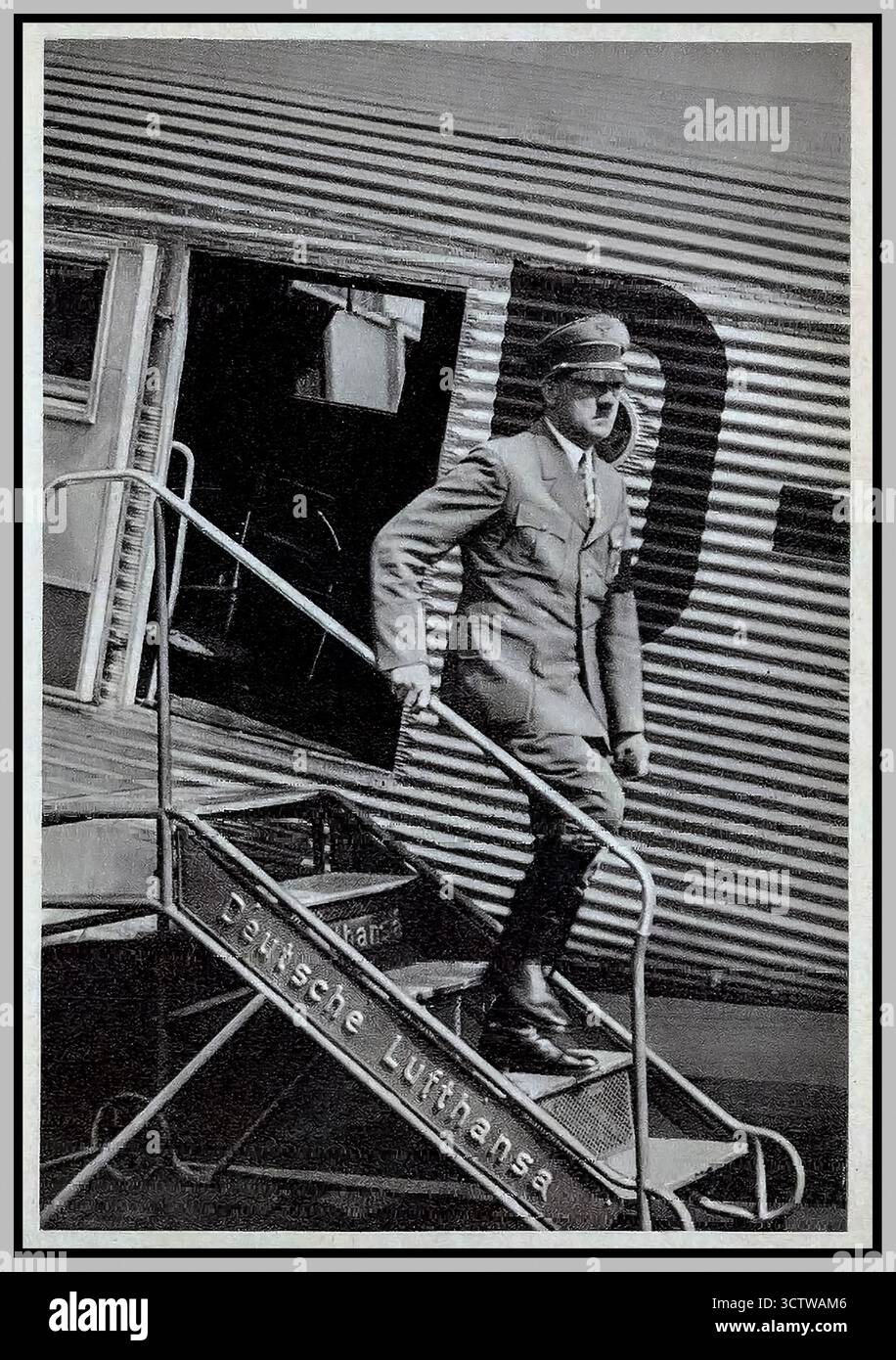 ADOLF HITLER arriva con il suo aereo Junkers personale in uniforme militare. Cartolina di propaganda della Deutsche Lufthansa "Unser Führer" mit Abbildung Hitler verlässt Junkers Flugzeug Foto Stock