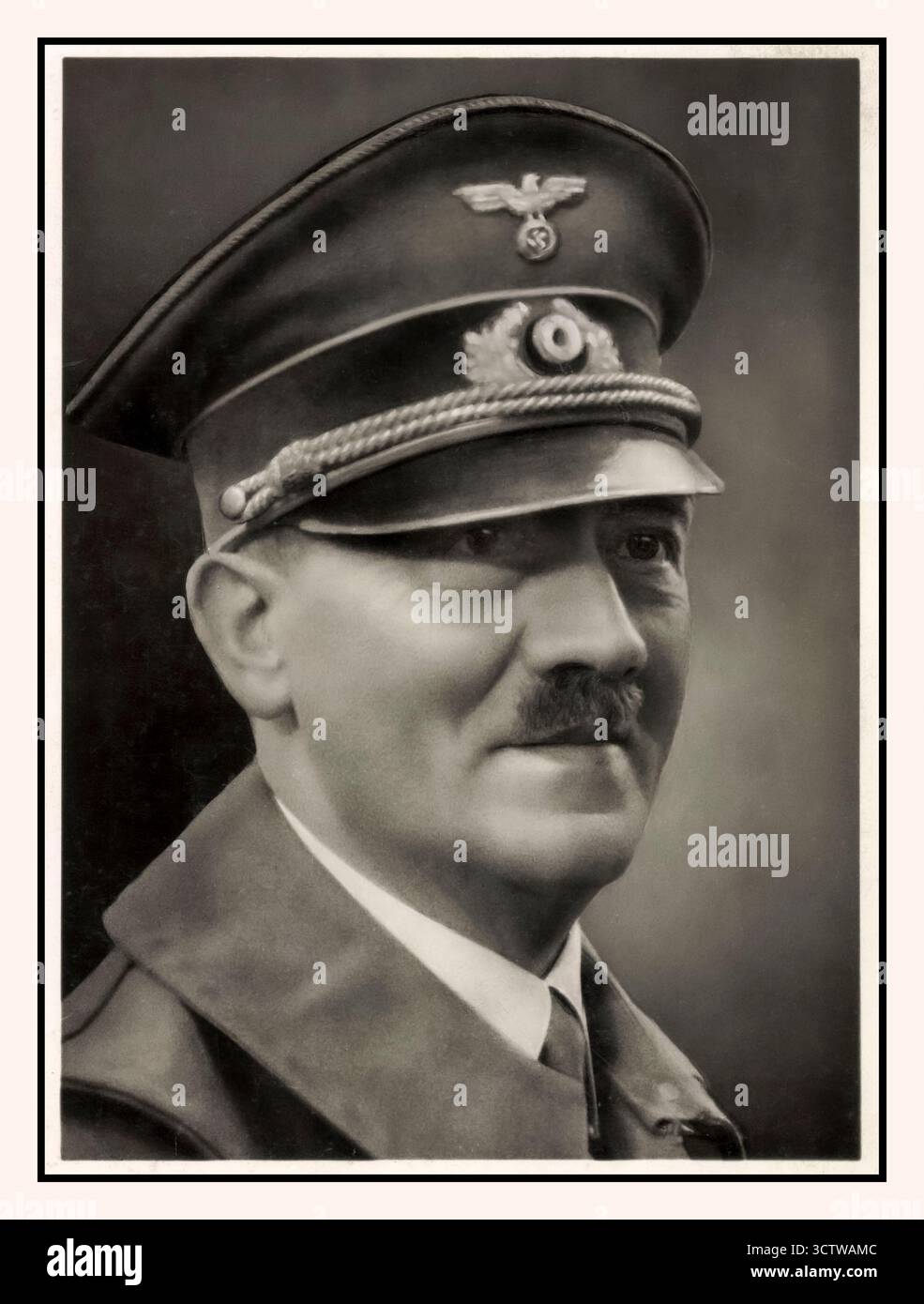 Adolf Hitler uniforme militare ritratto berretto swastika B&W Führer und Reichskanzler Adolf Hitler, Ritratto di Adolf Hitler, cartolina prodotta da Stengel & Co a Dresda. Germania nazista Foto Stock