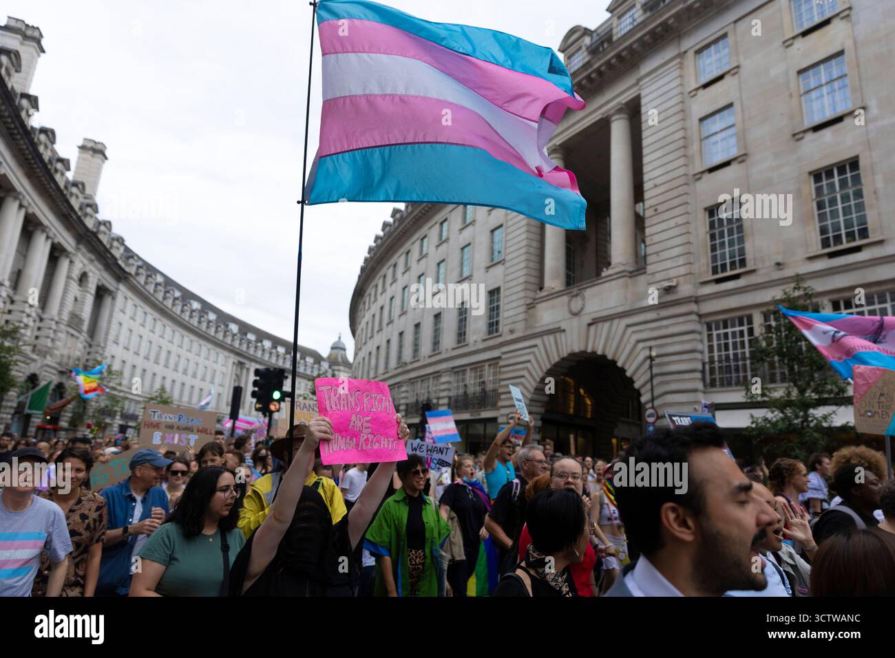 I partecipanti marciano durante l'annuale London Trans+ Pride nel centro di Londra a sostegno di vite trans, non binarie, di genere non conformi e intersessuali. Foto Stock