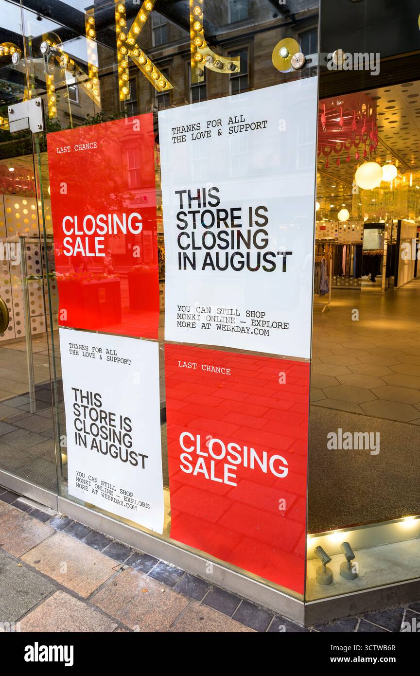 Chiusura di sale e negozi in agosto cartelli in un negozio di abbigliamento Monki, Buchanan Street, Glasgow, Scozia, Regno Unito Foto Stock