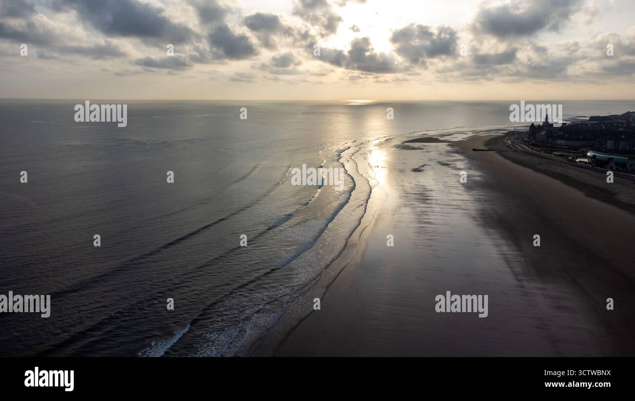 Vista aerea della luce del mattino presto sulla spiaggia e sul mare della South Gare con la bassa marea Foto Stock