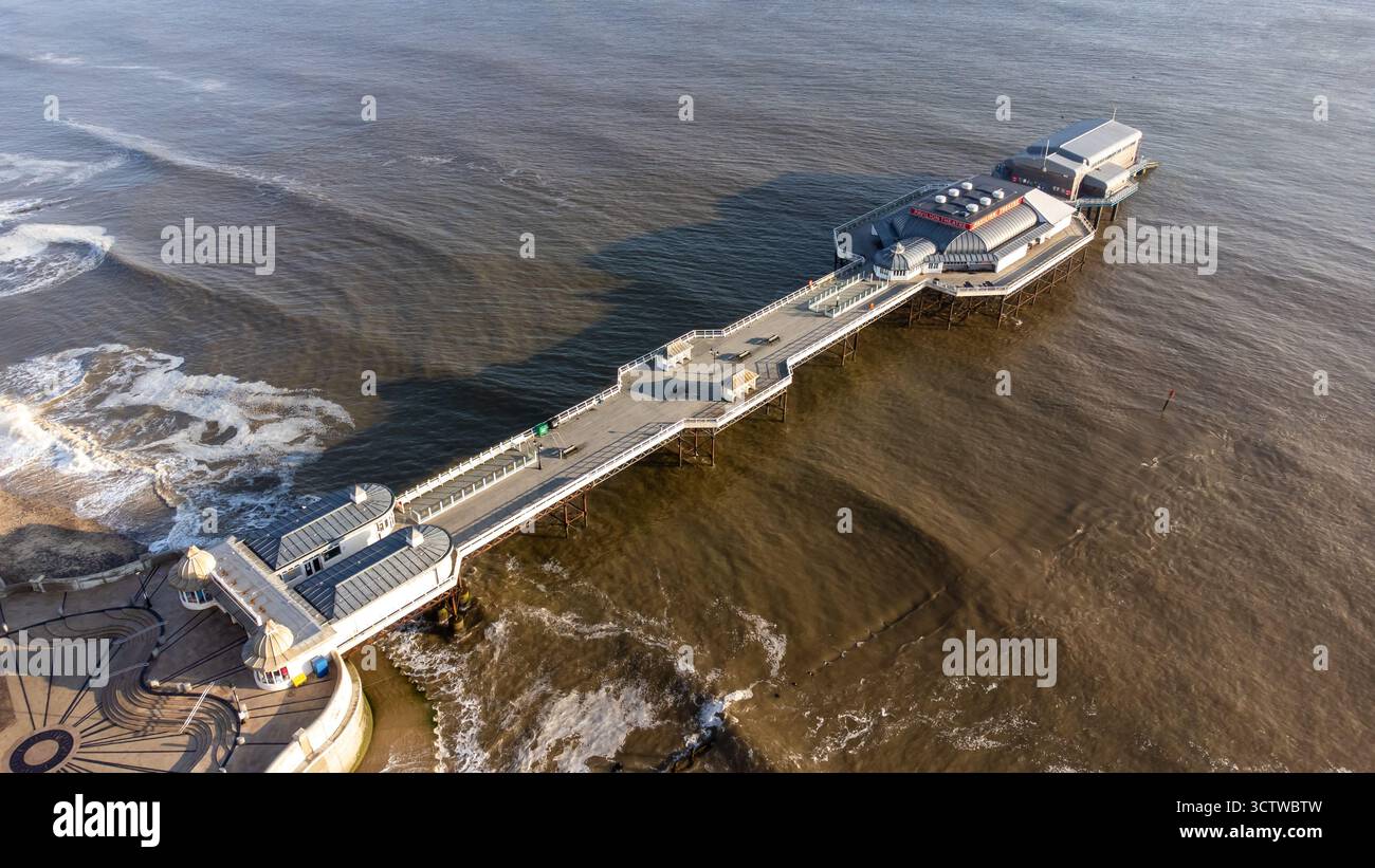 Fotografia aerea di Cromer Pier che si estende nelle calme acque mattutine Foto Stock