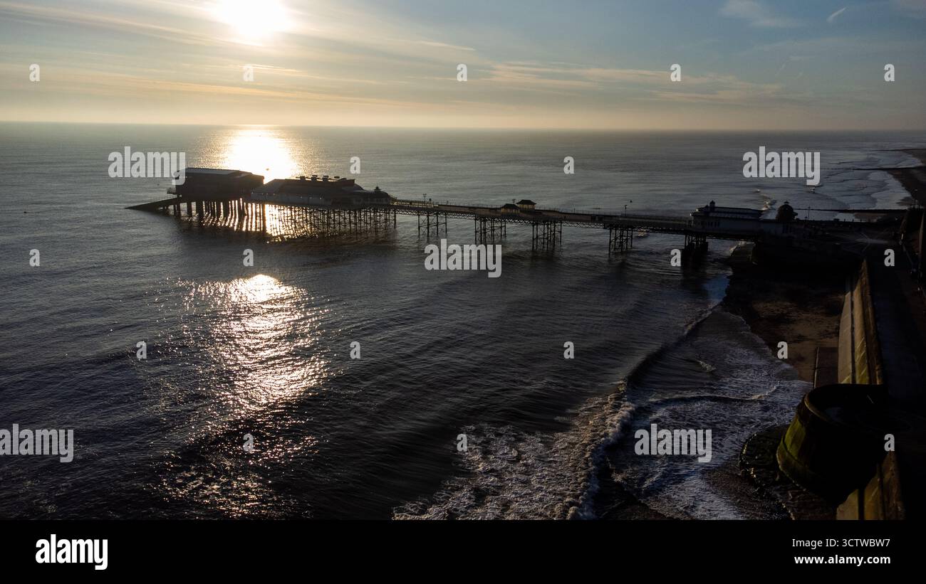 Vista aerea del molo Cromer all'alba Foto Stock