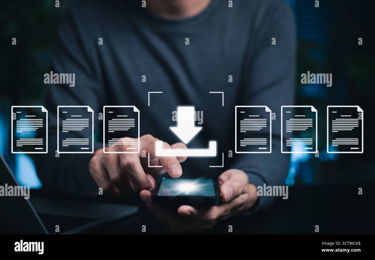 Tecnologia Digital file Download and Data Transfer. Uomo che utilizza lo smartphone per scaricare file di documenti che simboleggiano l'accesso ai file, il software e il cloud Foto Stock