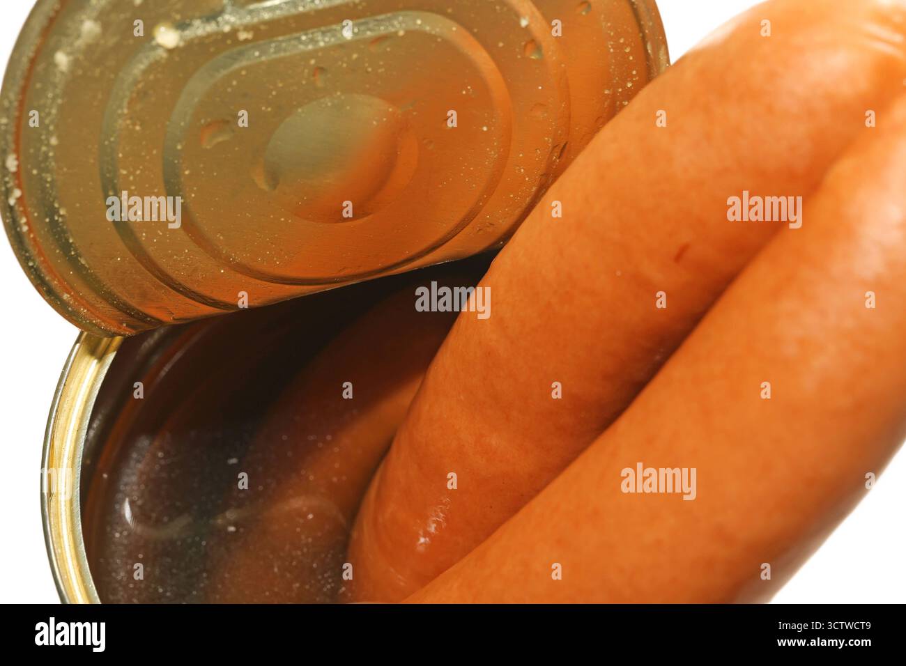 Lebensmittel in Konserven Knackige Würstchen vom Schwein mit Saitling in einer Konservendose *** cibo in scatola salsicce di maiale croccanti con carne di salsiccia in lattina Foto Stock