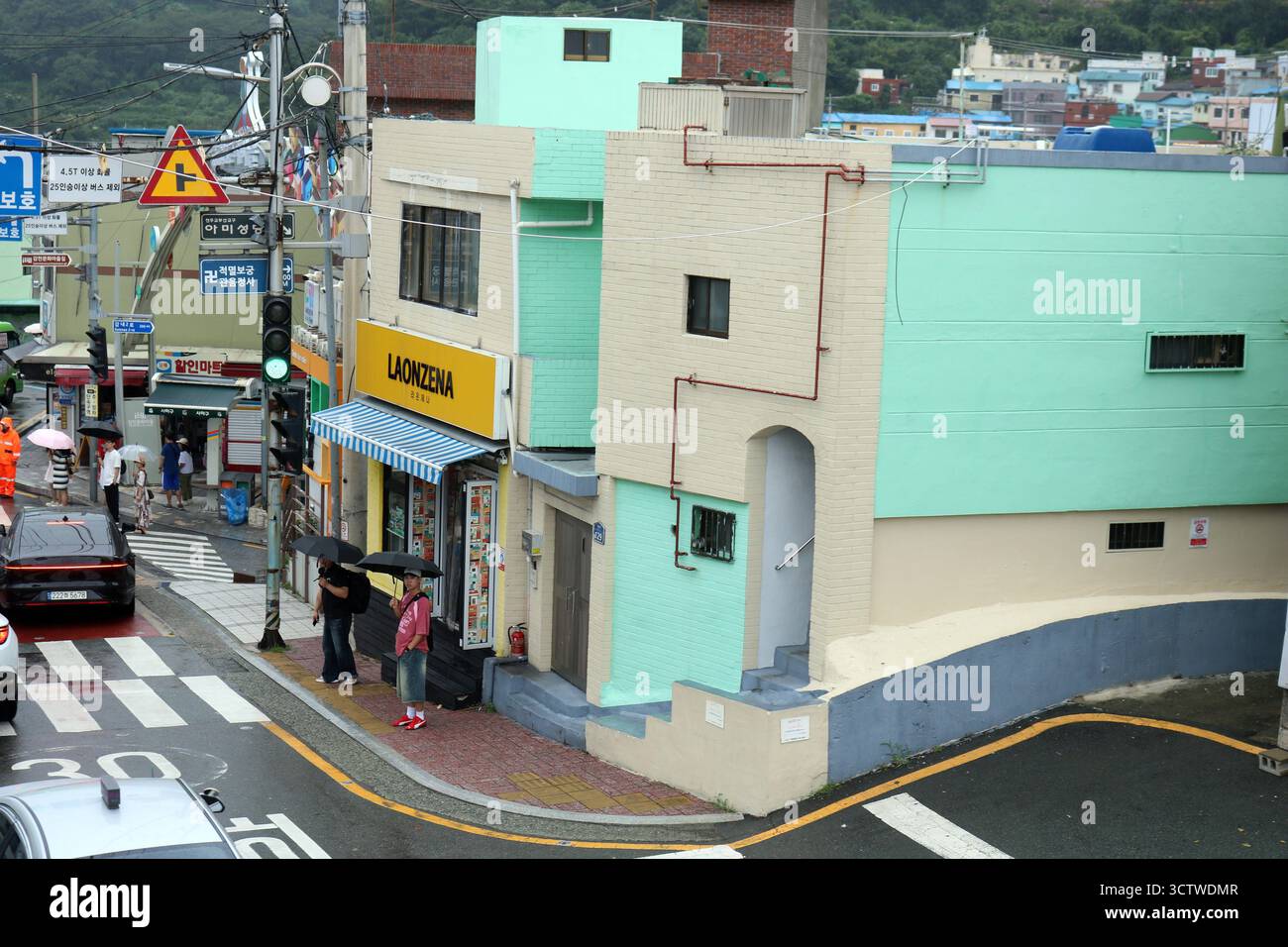 Una fotografia del villaggio culturale Gamcheon nel distretto di Saha, Busan, Corea del Sud. L'area è conosciuta per le sue strade stratificate, i vicoli tortuosi simili a labirinti e le case dai colori vivaci, che sono state restaurate e migliorate negli ultimi anni per attirare il turismo. Costruito su un ripido pendio di montagna, Gamcheon Village fu fondato negli anni 1920 e 1930 quando l'amministrazione della città di Busan decise di trasferire la popolazione della classe operaia in un'area isolata dal porto, ma abbastanza vicina da fornire lavoro, e divenne un rifugio per circa 800 famiglie durante il recupero post-bellico nel 1955. 2025. Foto Stock