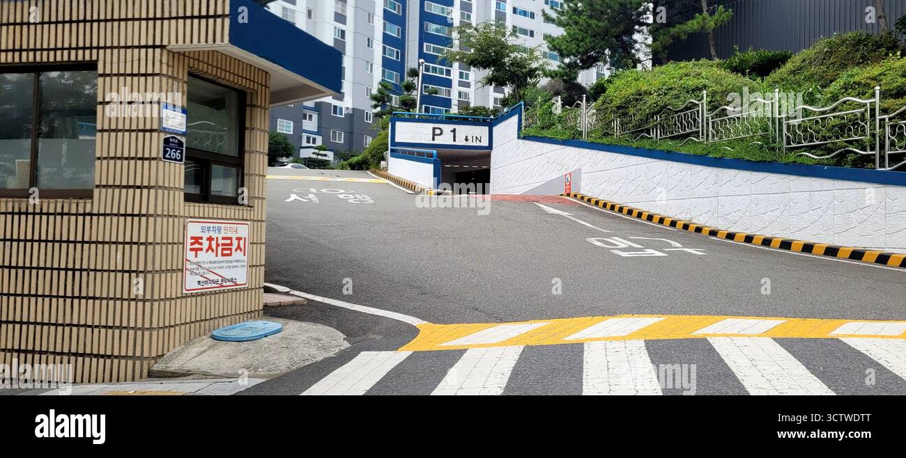 Una fotografia di un rifugio sotterraneo e parcheggio a Busan, Corea del Sud. Molti edifici moderni in Corea del Sud, in particolare complessi di appartamenti, presentano queste strutture sotterranee a doppio scopo che funzionano come parcheggi e possono essere convertiti in rifugi di difesa civile, una pratica derivante dall'ampio sistema di difesa civile del paese e dalla situazione geopolitica. 2025. Foto Stock