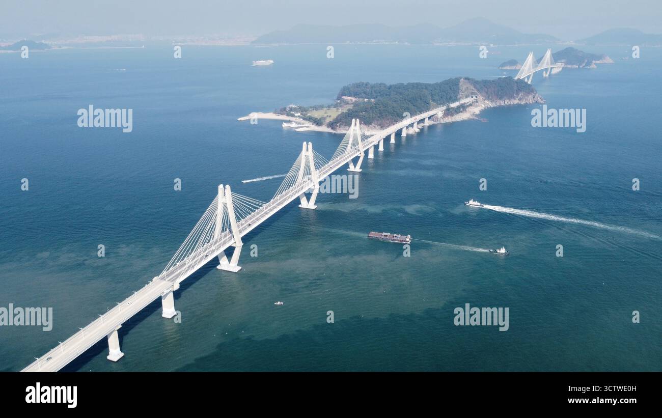 Una fotografia del collegamento fisso Busan-Geoje (????? ????, Busan-Geoje Yeon-gyeol-doro), noto anche come Geoga Bridge (????, Geoga Daegyo), un collegamento fisso ponte-tunnel di 8,2 chilometri (5,1 miglia) che collega la città sudcoreana di Busan all'isola di Geoje. Il percorso è stato aperto il 13 dicembre 2010. 2025. Foto Stock Una fotografia del collegamento fisso Busan-Geoje (????? ????, Busan-Geoje Yeon-gyeol-doro), noto anche come Geoga Bridge (????, Geoga Daegyo), un collegamento fisso ponte-tunnel di 8,2 chilometri (5,1 miglia) che collega la città sudcoreana di Busan all'isola di Geoje. Il percorso è stato aperto il 13 dicembre 2010. 2025. Foto Stock