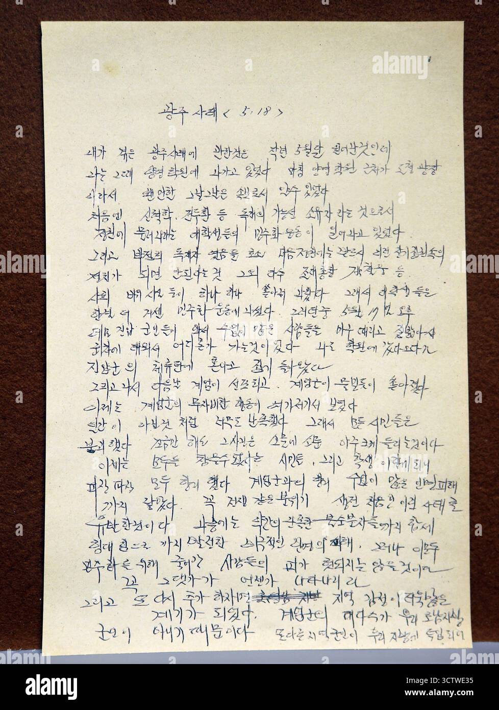 Un documento scritto a mano che fornisce una testimonianza sulle manifestazioni che hanno avuto luogo a Gwangju, Corea del Sud, nel maggio 1980, contro il colpo di stato di Chun Doo-hwan. La rivolta fu violentemente repressa dall'esercito sudcoreano, a partire da quando gli studenti della Chonnam National University che manifestavano contro la legge marziale furono licenziati, uccisi, picchiati e torturati. Il colpo di stato di Chun Doo-hwan del dicembre 1979 aveva portato a diffuse proteste contro il governo militare e le richieste di democrazia, culminate nella rivolta di Gwangju, un evento critico nella lotta per la democrazia della Corea del Sud. Stime da 600 a. Foto Stock
