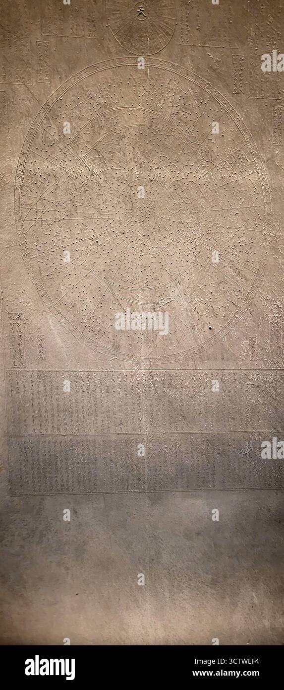 Una fotografia del Cheonsang Yeolcha Bunyajido, una mappa stellare del XIV secolo della dinastia Joseon che mostra 264 costellazioni, scolpite su una grande stele rettangolare di pietra. È una delle più antiche carte astronomiche esistenti al mondo. Il nome si traduce in "grafico delle costellazioni e delle regioni che governano" in inglese. Il re di Joseon Taejo ordinò agli astronomi reali di incidere le costellazioni su una pietra piatta, e questa stele rappresenta una comprensione avanzata dell'astronomia per il suo tempo, dimostrando il loro mandato del cielo tracciando accuratamente i cieli. Attualmente è exh Foto Stock