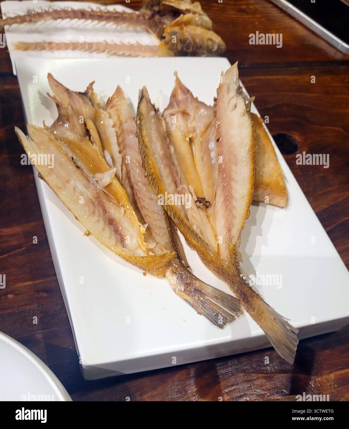 Una fotografia della cucina tradizionale coreana a Gyeongju, Corea del Sud, con diversi pezzi di pesce cucinato spaccati. Pesce alla griglia, conosciuto come ???? , Saengseon gui (pesce alla griglia), è una parte tradizionale ampiamente apprezzata della cucina coreana, spesso servita come portata principale o come piatto principale. , banchan (contorno). 2025. Foto Stock