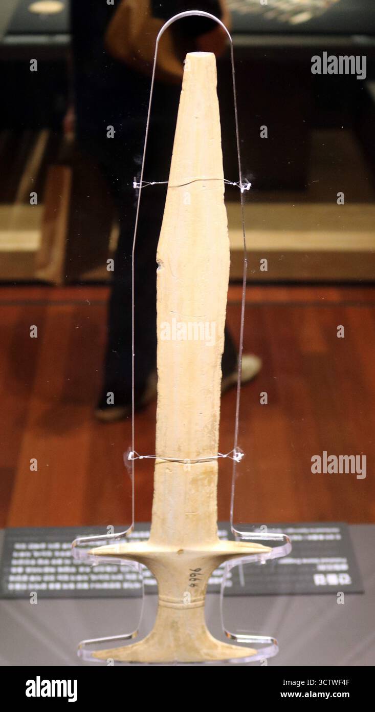 Una fotografia di un pugnale in pietra coreana dell'età del bronzo dalla collezione del Museo Nazionale di Gyeongju. L'età del bronzo in Corea è spesso considerata iniziata intorno al 900-800 a.C., anche se la transizione all'età del bronzo potrebbe essere iniziata già nel 2300 a.C. Questo periodo è cruciale per comprendere l'emergere di strumenti e armi in bronzo, così come lo sviluppo di società più complesse. c. 800 a.C. Foto Stock