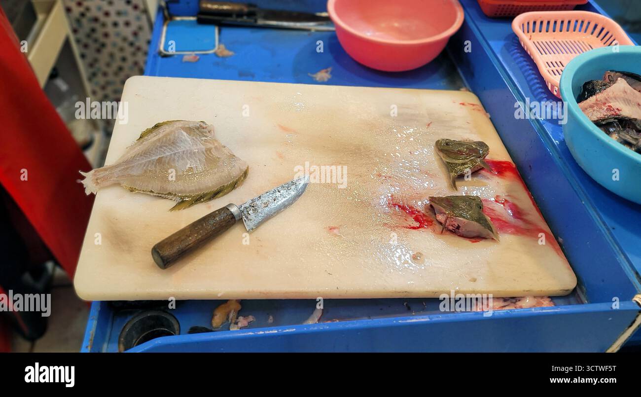 Una fotografia del pesce fresco preparato in un tradizionale mercato alimentare coreano, situato nel centro della città di Gyeongju, Corea del Sud. Questi mercati tradizionali sono vivaci centri commerciali e culturali locali, preservando un senso di comunità e tradizione anche quando i moderni supermercati proliferano, e offrono uno sguardo al ricco patrimonio di città come Gyeongju. 2025. Foto Stock