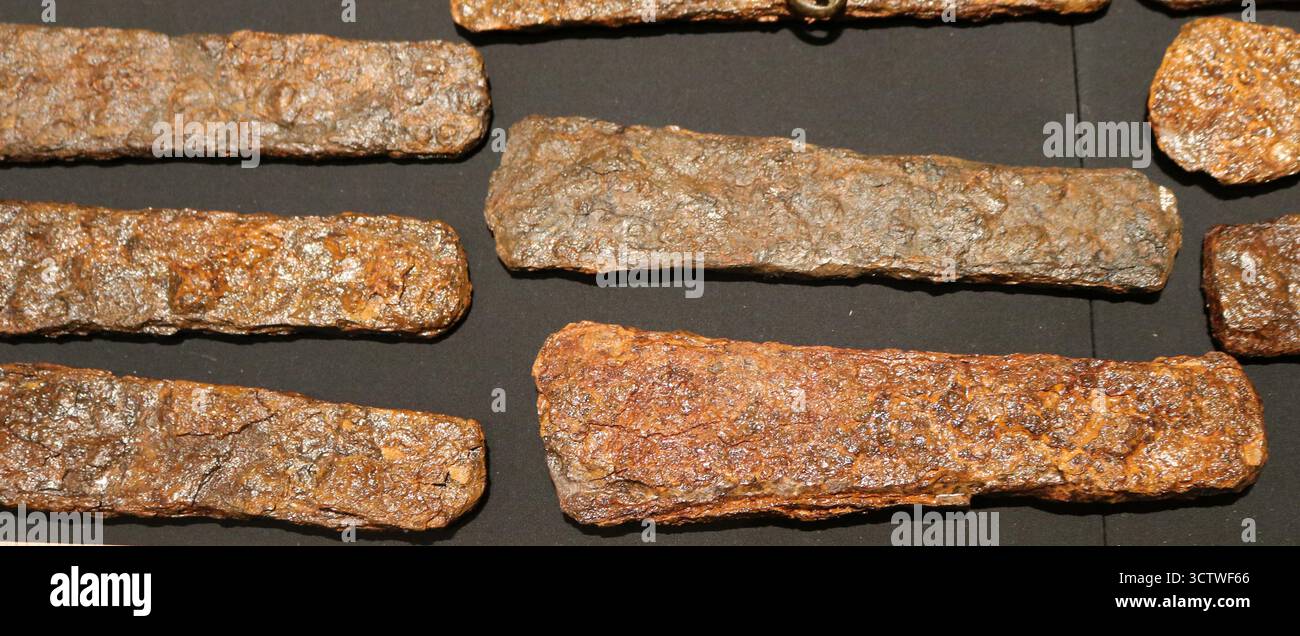 Una fotografia di un pezzo di ceramica coreana brunita rossa dell'età del bronzo, dalla collezione del Museo Nazionale di Gyeongju. L'età del bronzo in Corea è spesso considerata iniziata intorno al 900-800 a.C., anche se la transizione all'età del bronzo potrebbe essere iniziata già nel 2300 a.C. Questo periodo è cruciale per comprendere l'emergere di strumenti e armi in bronzo, così come lo sviluppo di società più complesse. c. 800 a.C. Foto Stock