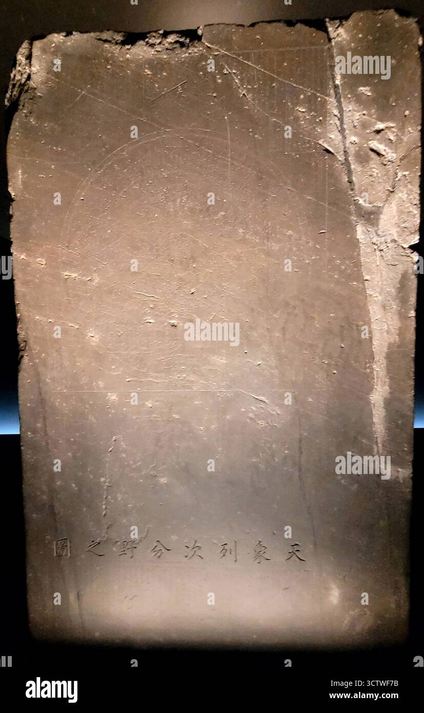 Una fotografia del Cheonsang Yeolcha Bunyajido (??????????? ), una mappa celeste scolpita in pietra. Si tratta di una significativa mappa astronomica coreana, intricatamente scolpita con piccoli punti che rappresentano le stelle, interconnessi da linee deboli che formano circa 1.500 costellazioni, e che mostrano le stelle e le costellazioni visibili dalla penisola coreana. Commissionato dal re Taejo, il fondatore della dinastia Joseon, fu creato per stabilire la legittimità della nuova dinastia e dimostrare il suo impegno per la conoscenza scientifica. 1395. Foto Stock