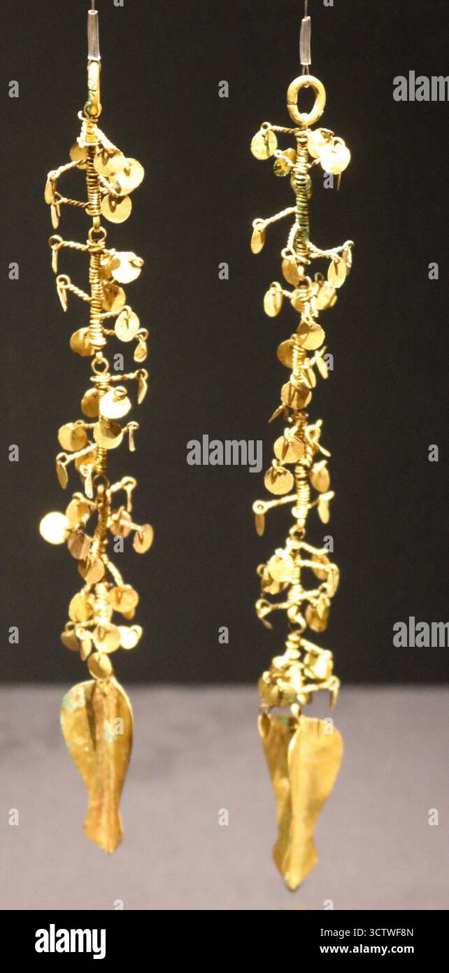 Una fotografia di ornamenti di una corona d'oro dell'era Silla scoperta nella Tomba del cavallo celeste (Cheonmachong) nel 1973. Designato come 188° Tesoro nazionale della Corea del Sud. Il regno di Silla era noto per la sua sofisticata lavorazione dell'oro, particolarmente evidente negli opulenti beni sepolcrali della sua regalità e aristocrazia. Tali elaborati pezzi d'oro simboleggiavano l'alto status sociale di chi lo indossa e la connessione al potere divino. c. 550 CE. Foto Stock