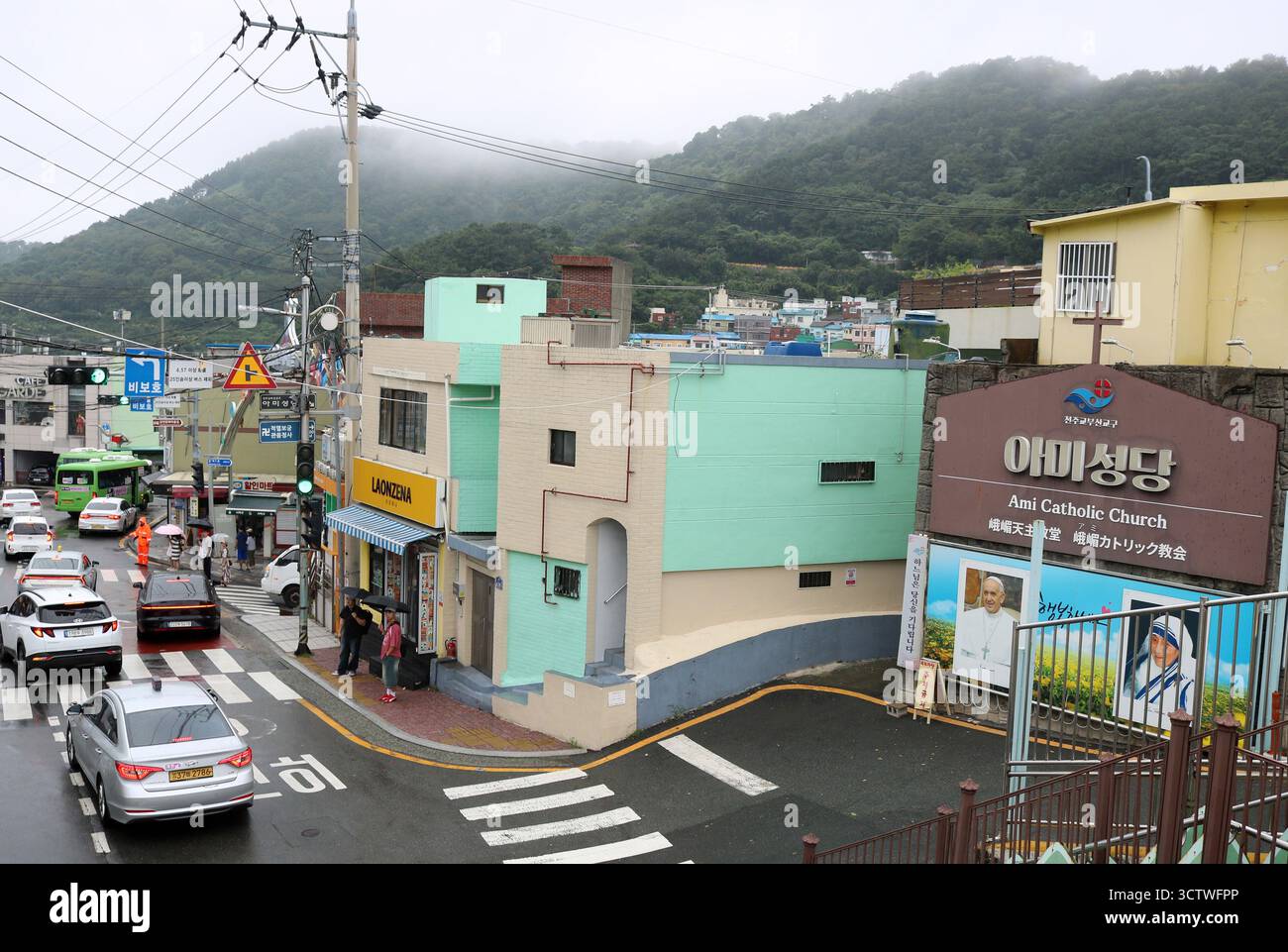 Una fotografia che cattura una scena di strada nel villaggio culturale di Gamcheon, nel distretto di Saha, a Busan, nella Corea del Sud, conosciuta per le sue strade stratificate, i vicoli contorti simili a labirinti e le case dai colori vivaci, che sono state restaurate e migliorate negli ultimi anni per attirare il turismo. Costruito su un ripido pendio di montagna, il Gamcheon Village è stato originariamente fondato negli anni '1920 e '1930 2025. Foto Stock