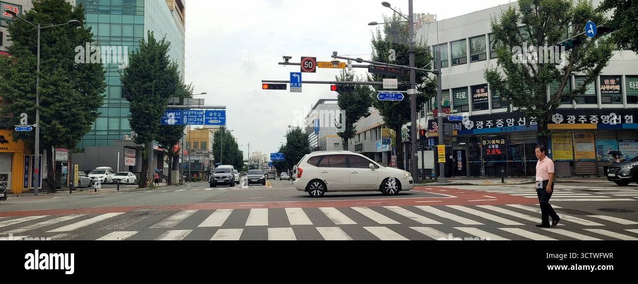 Una fotografia di una scena di strada a Gwangju, la sesta metropoli più grande della Corea del Sud. Gwangju è una città importante della Corea del Sud, nota per il suo ruolo fondamentale nel movimento democratico del paese e per il suo status di centro per la cultura e l'istruzione. 2025. Foto Stock