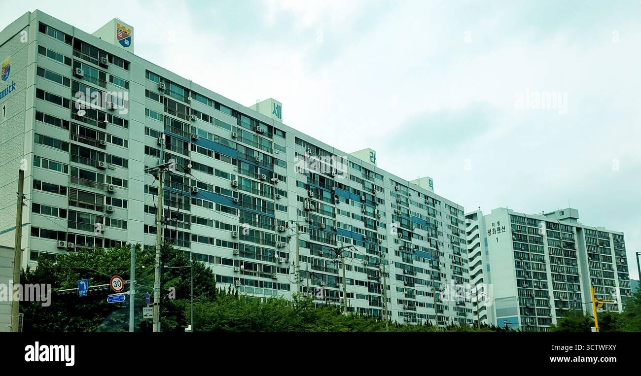 Una fotografia degli appartamenti a Gwangju, la sesta metropoli più grande della Corea del Sud. La Corea del Sud ha subito una rapida industrializzazione e urbanizzazione a partire dalla metà del XX secolo, portando ad una massiccia domanda di alloggi nelle sue città in piena espansione. Questi grandi blocchi a più piani sono tipici delle aree residenziali ad alta densità sviluppate per ospitare una popolazione in crescita. 2025. Foto Stock