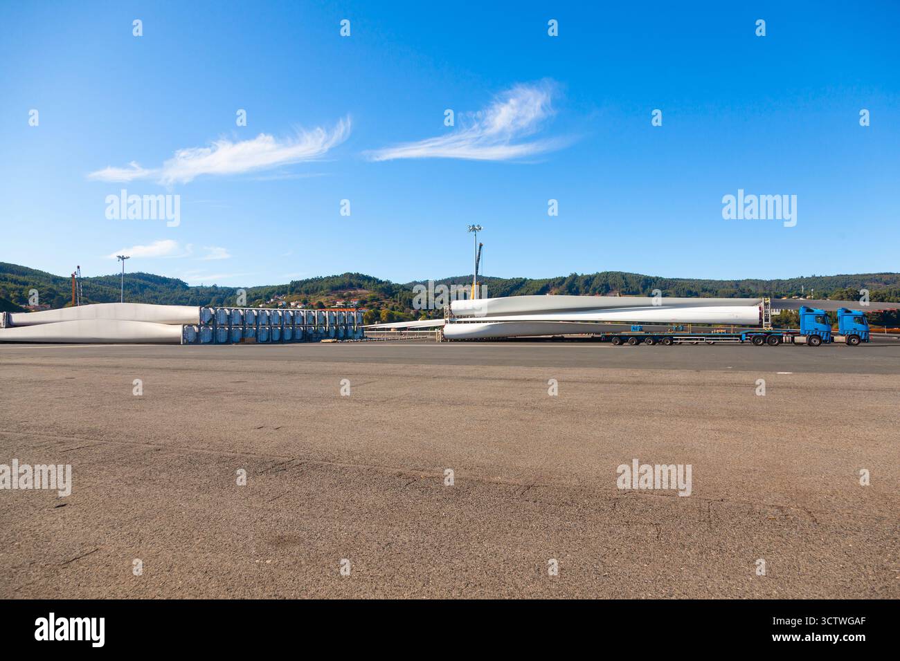 Le pale delle turbine eoliche vengono caricate su un camion merci nel porto marittimo di Ferrol in Spagna. Foto Stock