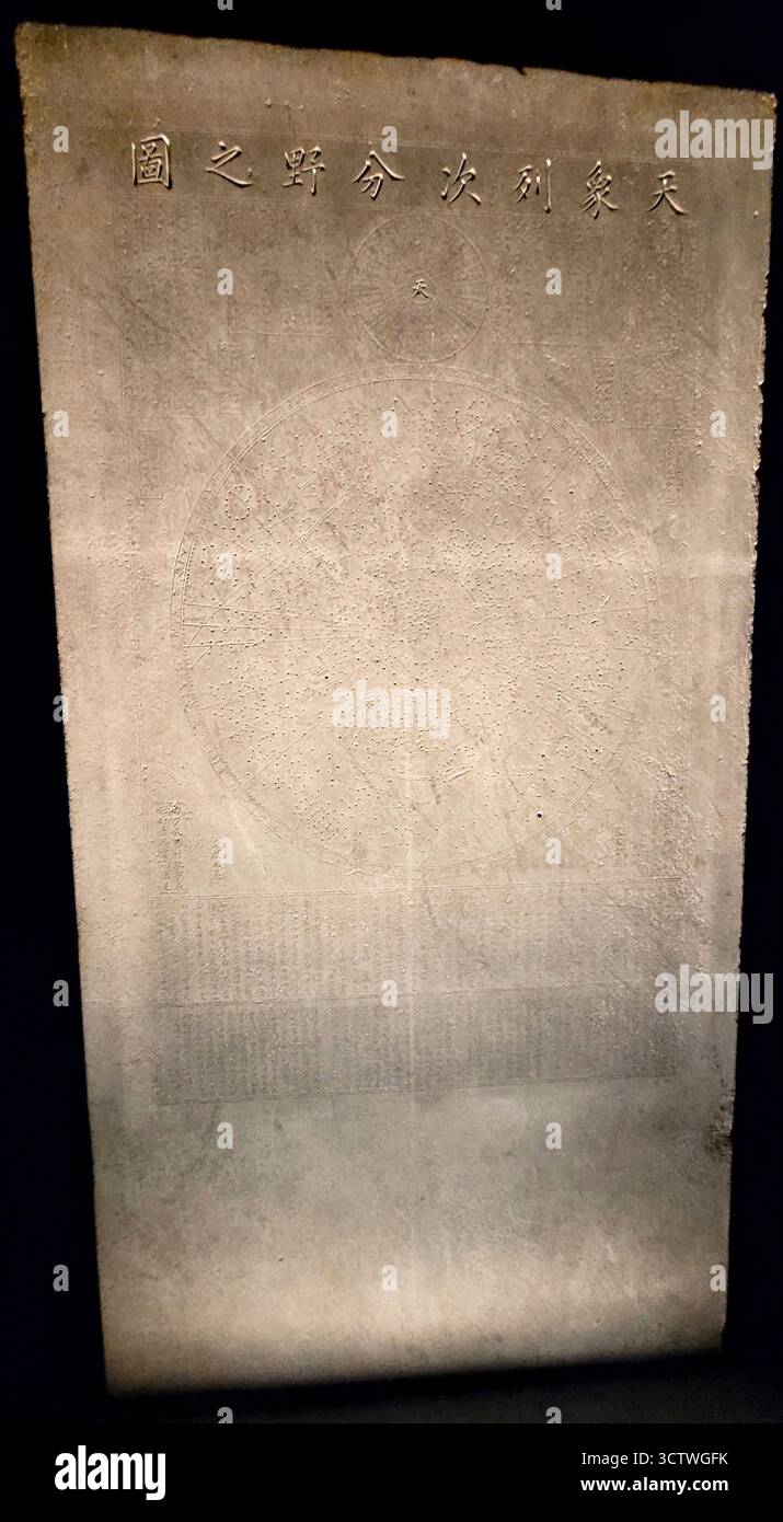 Una fotografia del Cheonsang Yeolcha Bunyajido, una mappa stellare del XIV secolo della dinastia Joseon che mostra 264 costellazioni, scolpite su una grande stele rettangolare di pietra. È una delle più antiche carte astronomiche esistenti al mondo. Il nome si traduce in "grafico delle costellazioni e delle regioni che governano" in inglese. Il re di Joseon Taejo ordinò agli astronomi reali di incidere le costellazioni su una pietra piatta, e questa stele rappresenta una comprensione avanzata dell'astronomia per il suo tempo, dimostrando il loro mandato del cielo tracciando accuratamente i cieli. Attualmente è exh Foto Stock