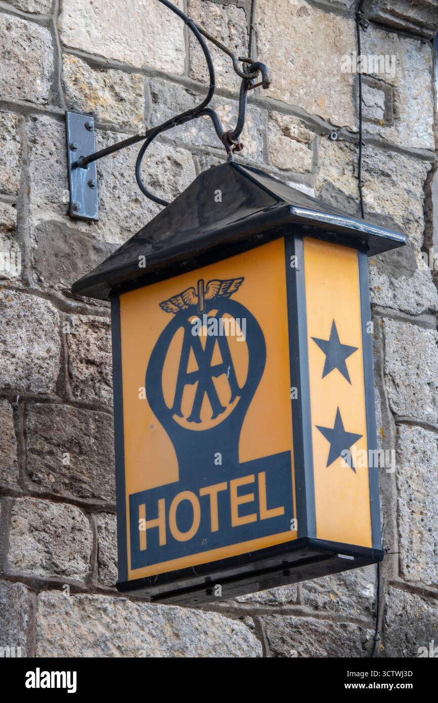 Associazione di automobili AA, con l'insegna originale dell'hotel a 2 stelle sull'hotel Bugle a Yarmouth, sull'Isola di Wight, Regno Unito Foto Stock