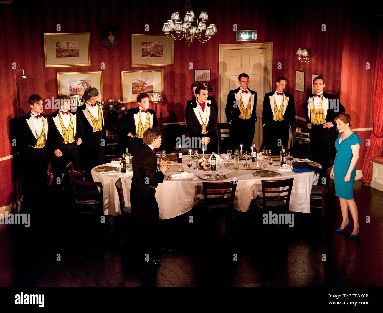 Negoziando con la scorta - fronte a sinistra: Max Bennett (Harry Villiers) destra: Charlotte Lucas (Charlie) in ELEGANTE di Laura Wade al Duke of York's Theatre, Londra WC2 23/05/2012 Royal Court Theatre 2010 progetto di produzione: Anthony Ward illuminazione: Paule Constable regista: Lyndsey Turner Foto Stock