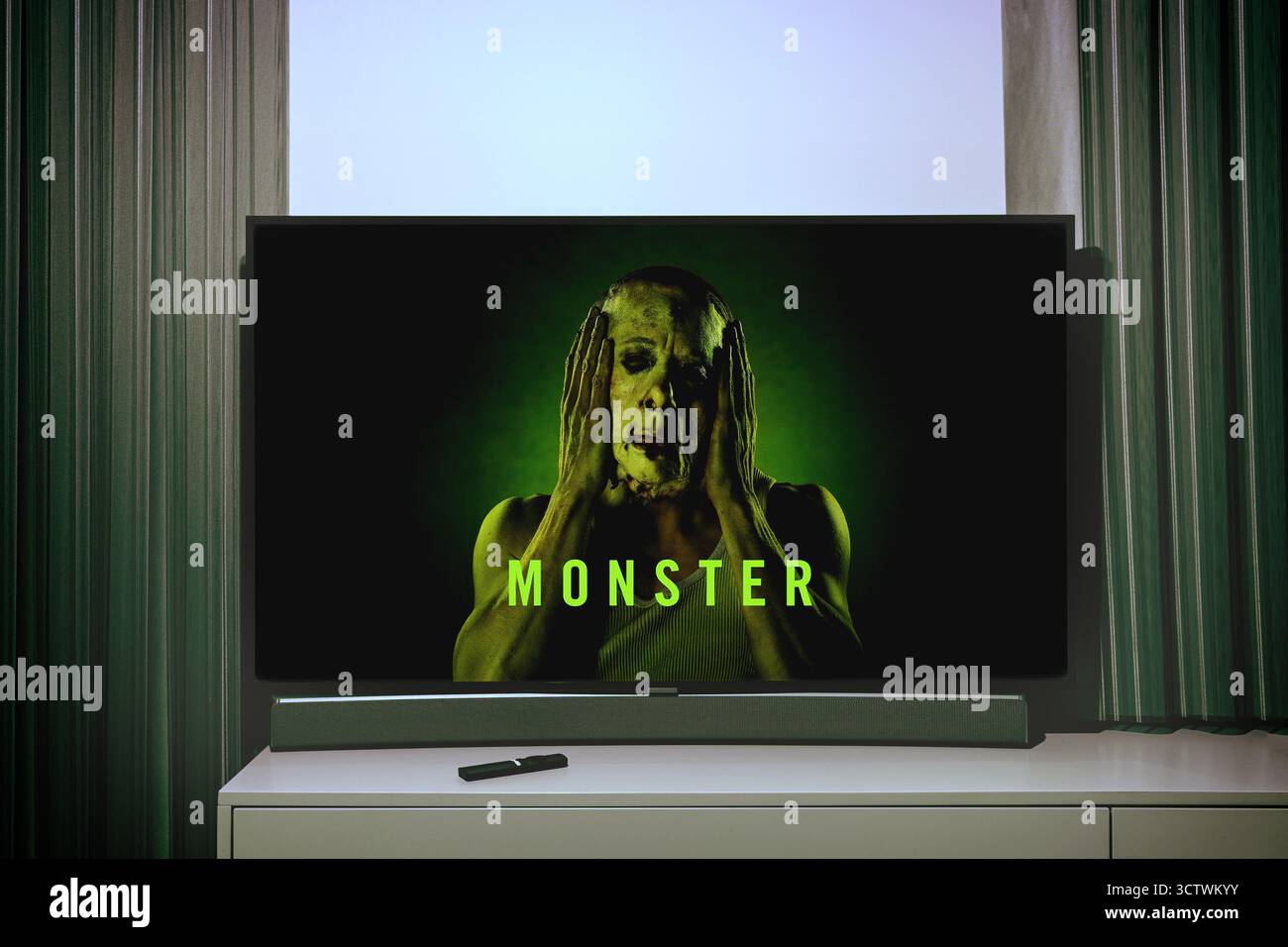Un grande televisore a schermo piatto che mostra sullo schermo un MOSTRO della serie televisiva True Crime NETFLIX. Foto Stock