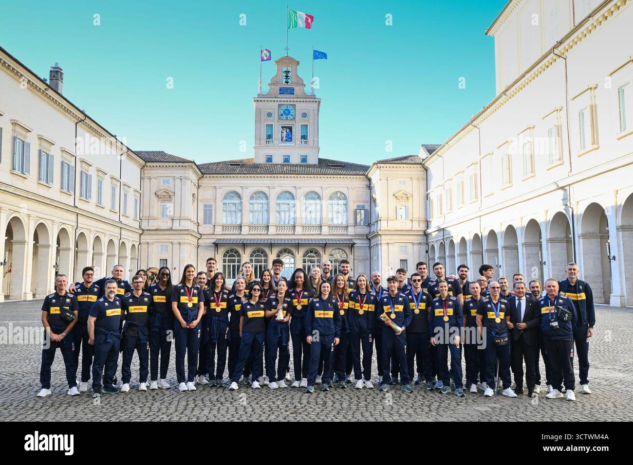 I giocatori partecipano all'incontro con il Presidente Sergio Mattarella e le squadre nazionali di pallavolo femminile e maschile italiane, vincitrici della medaglia d'oro ai Campionati del mondo 2025, presso il Quirinale, sala delle bandiere, l'8 ottobre 2025 a Roma. Foto Stock