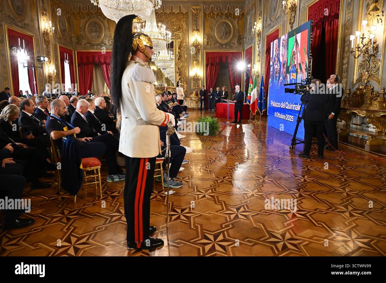 Durante l'incontro con il Presidente Sergio Mattarella e le squadre nazionali italiane di pallavolo femminile e maschile, vincitori della medaglia d'oro ai Campionati del mondo 2025, al Quirinale, sala delle bandiere, l'8 ottobre 2025 a Roma. Foto Stock