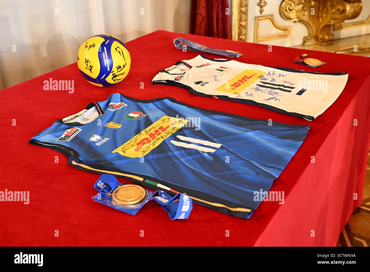 Durante l'incontro con il Presidente Sergio Mattarella e le squadre nazionali italiane di pallavolo femminile e maschile, vincitori della medaglia d'oro ai Campionati del mondo 2025, al Quirinale, sala delle bandiere, l'8 ottobre 2025 a Roma. Foto Stock